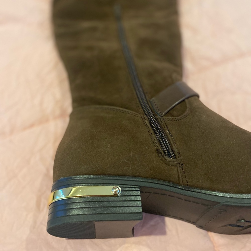 Boots - Picture 3 of 4